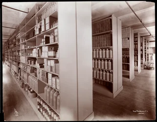 Innenansicht eines Chemikalienlagers bei Parke, Davis und Co., Chemiker, Hudson und Vestry Streets, New York, 1910